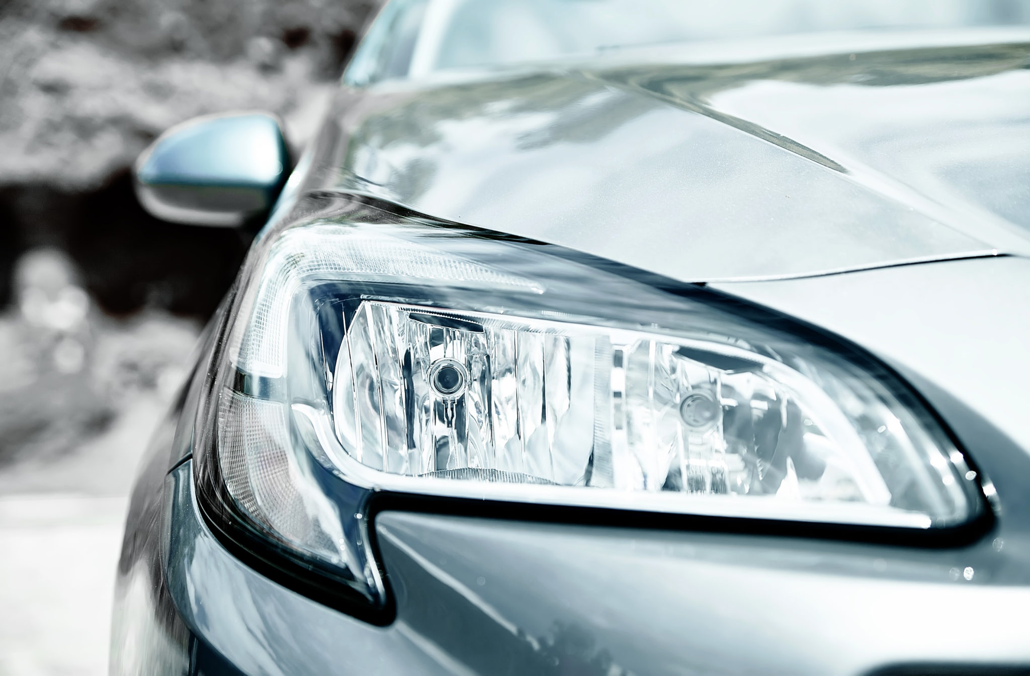 Closeup headlights of gray car poradnik